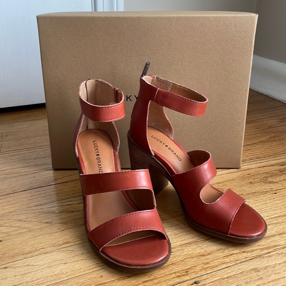 Lucky Brand Women’s Valka Ankle Strap Block Heel Sandal 6.5M